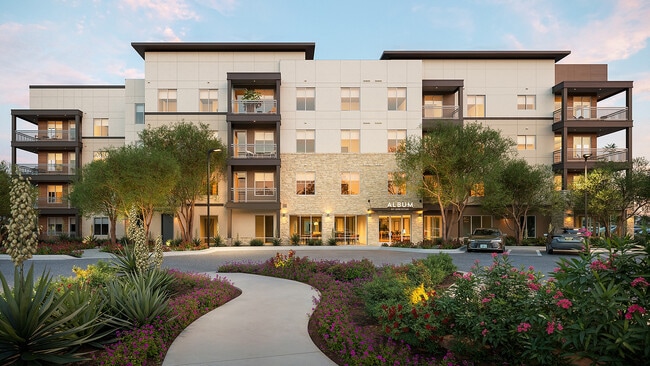 Exterior del edificio con estacionamiento - Album Surprise