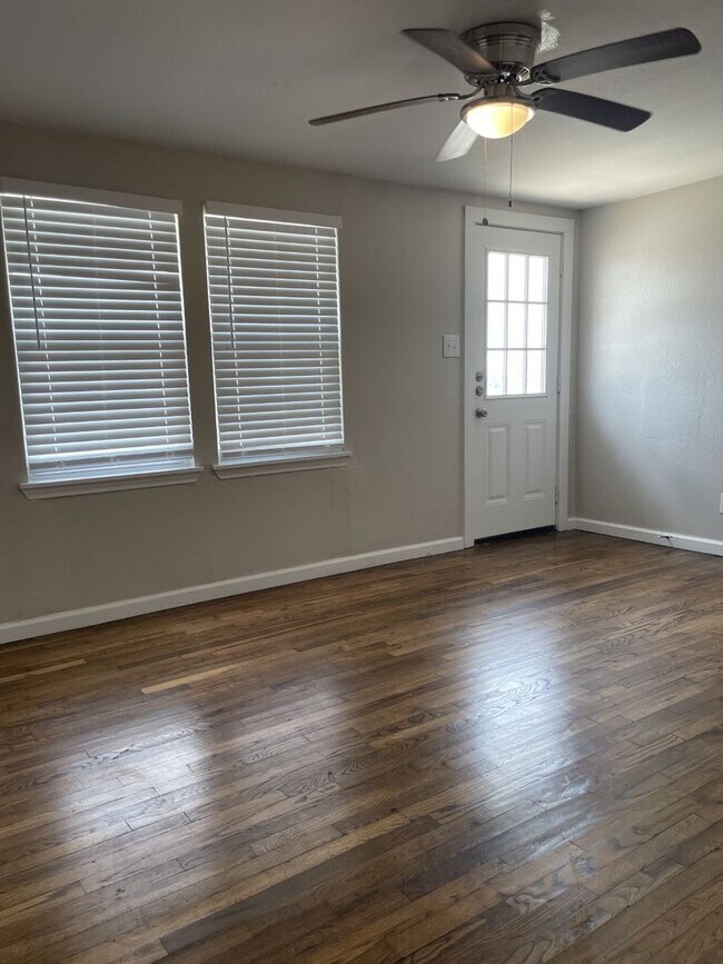 Foto del edificio - Reduced Deposit and Free Weeks! Updated 2BR w/ Granite Counters, Wood Floors & Prime Location Nea...