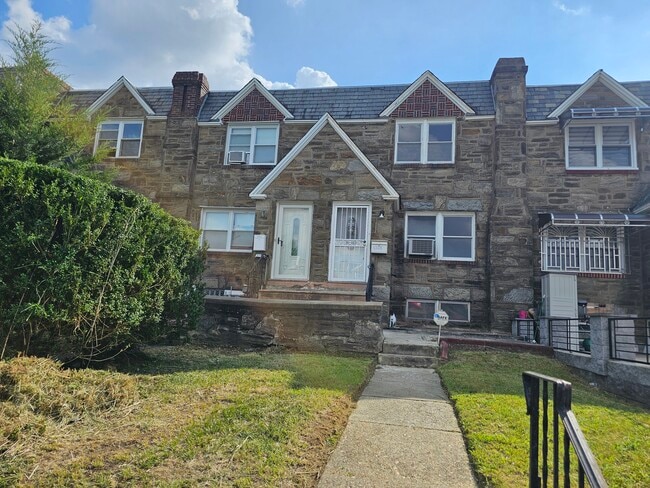 Building Photo - 1268 Stirling St