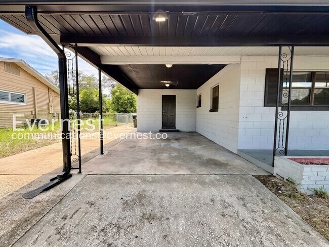 Building Photo - 3Bed / 2Bath Spacious Single Family Home with Modern Amenities / Available Soon!