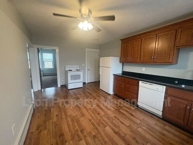 Foto del edificio - 70 Bouvier Ave