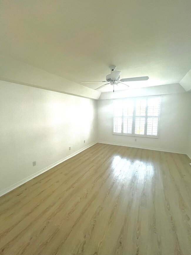 Main bedroom with lake view - 6660 Ilex Cir