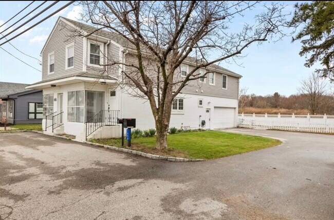 Foto del edificio - 1550 Fall River Ave