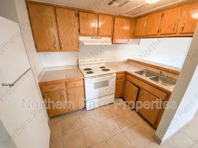 Foto del edificio - 4700 Maxwell Ave