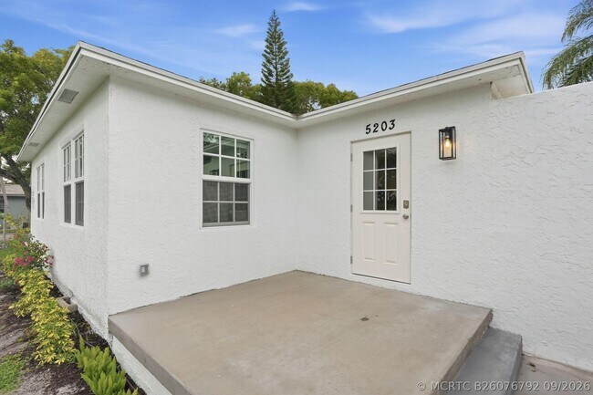 Building Photo - 5203 N Flagler Dr