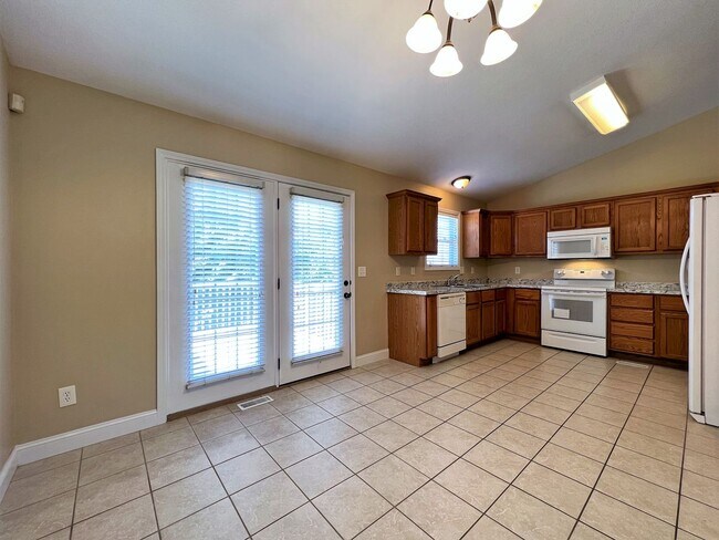 Foto del edificio - FOUNTAIN CITY: 3 BEDROOM, 2 BATH IN MAPLE ...