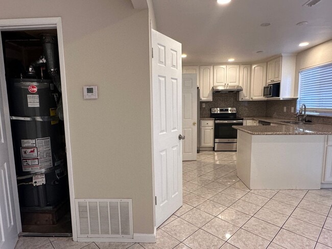 Building Photo - 27755 Del Norte Ct