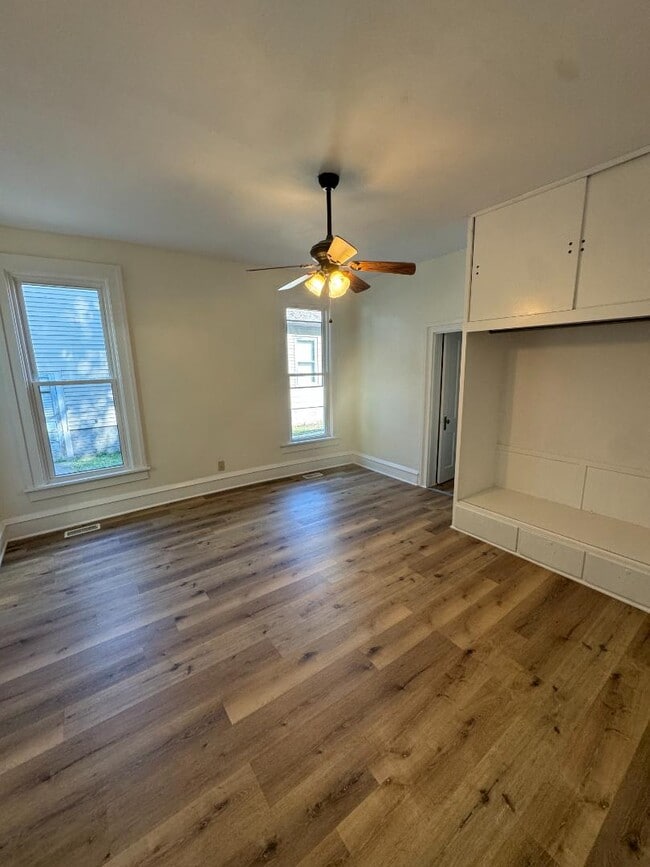 Building Photo - 1007 N Prairie St