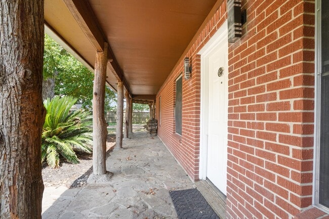 Building Photo - 700 Anderson Rd