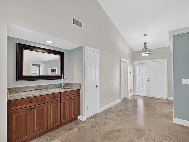 Building Photo - 114 Palomino Dr