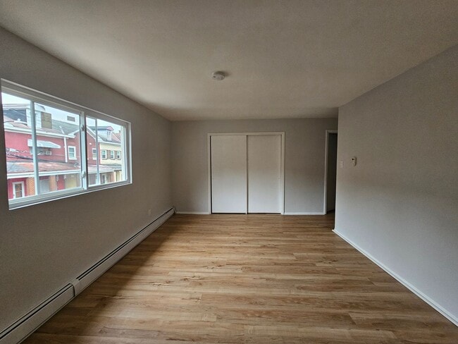 Building Photo - Newly Updated 3 bedroom 1 bath apartment i...