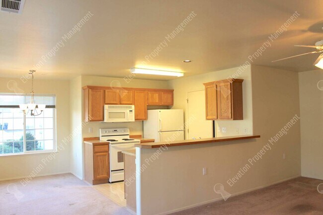 Foto del edificio - Great 2/2 BR Duplex near Pilot Butte