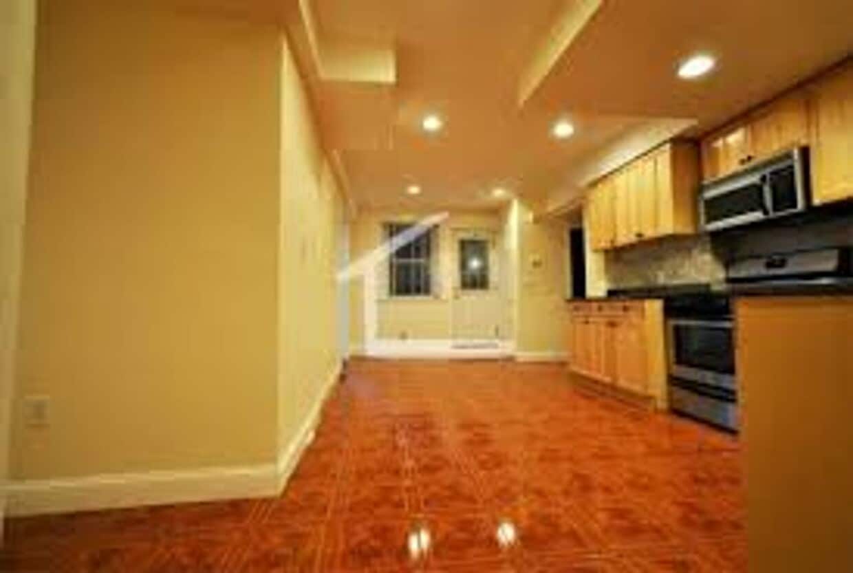No Brokers Fee, Top Floor Unit on Washington ST. Nicely Kept. Laundry on a Site, Parking for Rent - No Brokers Fee, Top Floor Unit on Washington ST. Nicely Kept. Laundry on a Site, Parking for Rent