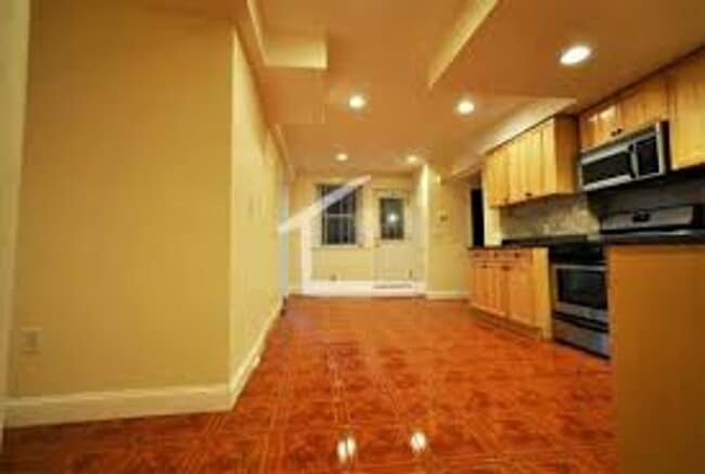 No Brokers Fee, Top Floor Unit on Washington ST. Nicely Kept. Laundry on a Site, Parking for Rent - No Brokers Fee, Top Floor Unit on Washington ST. Nicely Kept. Laundry on a Site, Parking for Rent Apartment