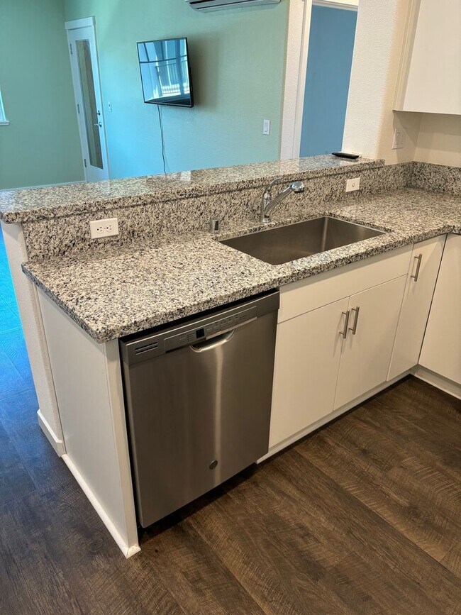 Building Photo - Beautiful 1 Bedroom 1 Bathroom Third Floor...