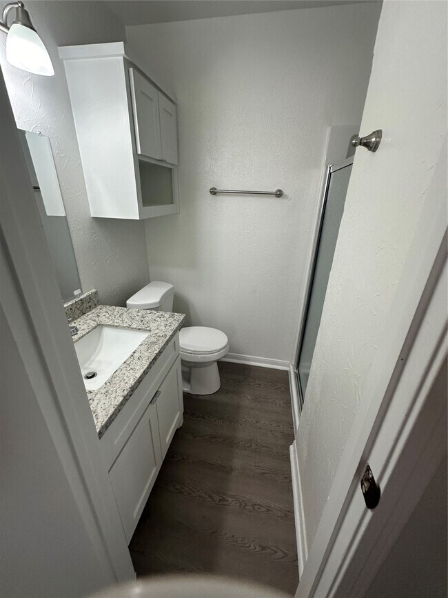 Foto del edificio - 715 Skylark Rd
