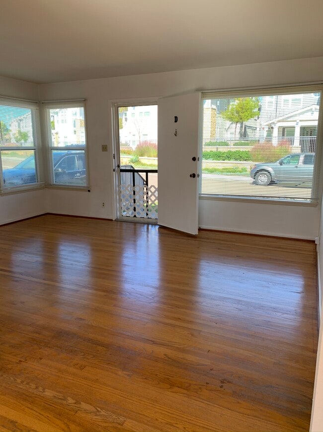 Light and bright living room - 2340 Ocean St
