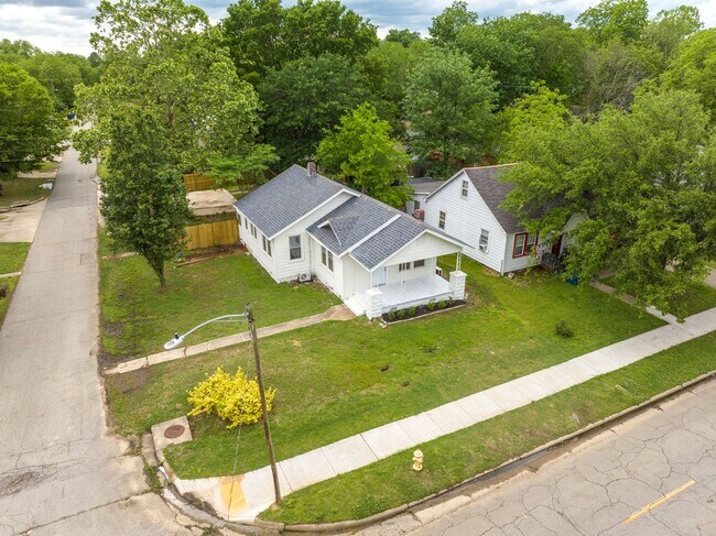 Building Photo - Freshly Updated 2 Bedroom House