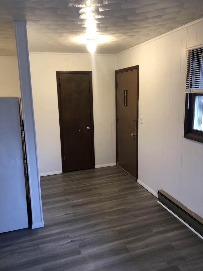 Building Photo - Brooke apartments unit 1