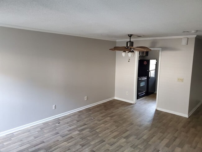 Building Photo - Just REDUCED Beautiful Townhouse Near Hwy 385