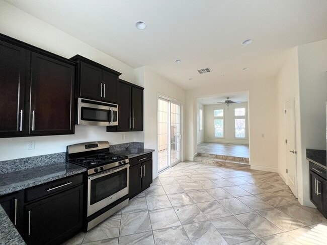 Building Photo - Beautiful 3 bedroom 2.5 bath in Roseville!