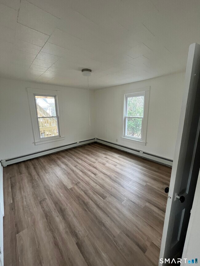 Foto del edificio - 11 Roosevelt Ave