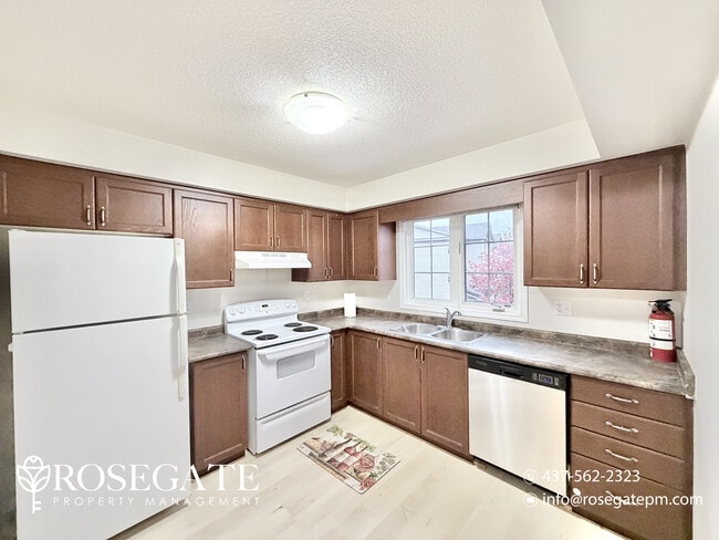 Building Photo - Spacious Freehold Townhouse for Rent in Prime Kitchener Location