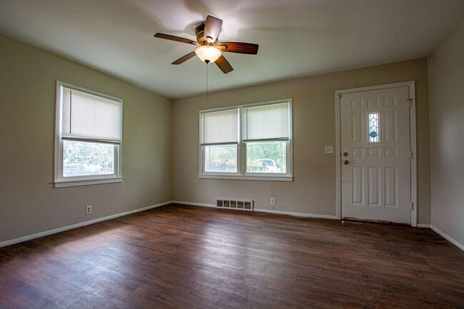 Building Photo - Cute 3 Bedroom / 1 Bath Home with Washer a...