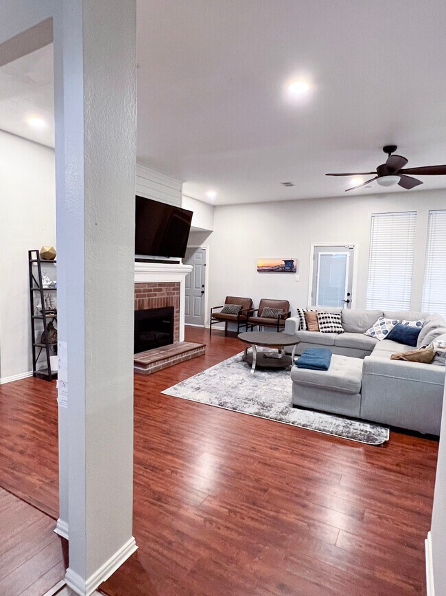 Foto del edificio - 1207 Old Knoll Dr