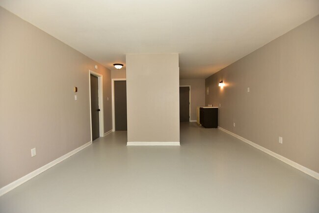 Building Photo - Welcome to Roosevelt Road!