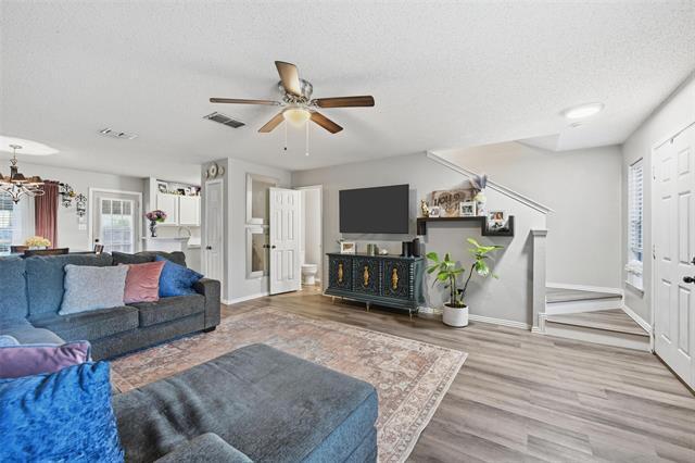 Foto del edificio - 5728 Giddyup Ln