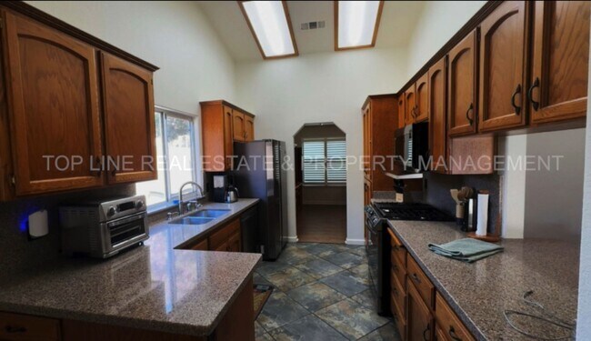 Foto del edificio - Coming Soon! Fully Furnished Home with Pool – Prime Location in Visalia, CA