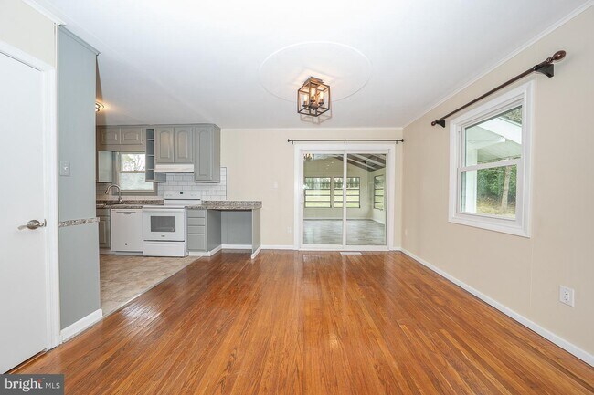 Building Photo - 437 Meadowcroft Rd