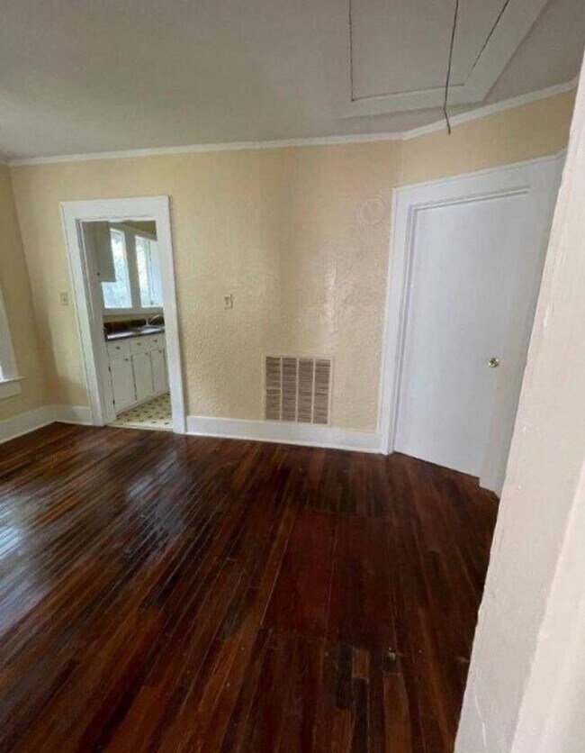 Foto del edificio - BELOW MARKET RENT!