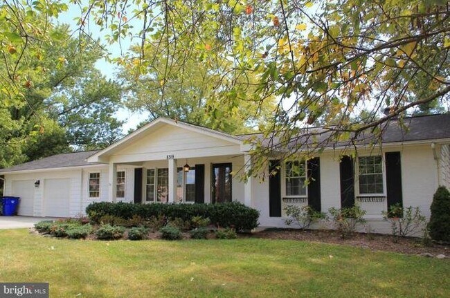 Foto del edificio - 8319 Sharon Dr