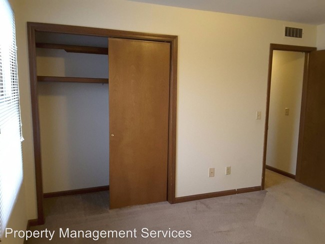 Building Photo - 120 S Silverwood Ln
