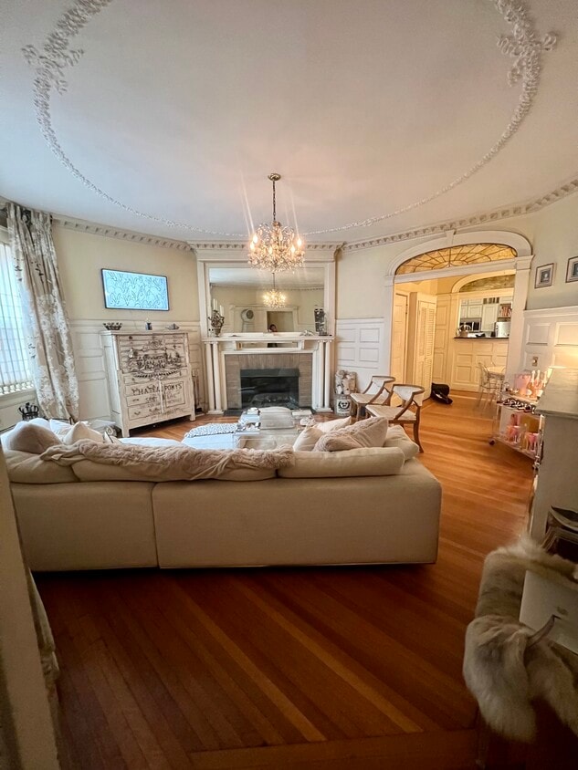 Living Area - 306 Commonwealth Ave