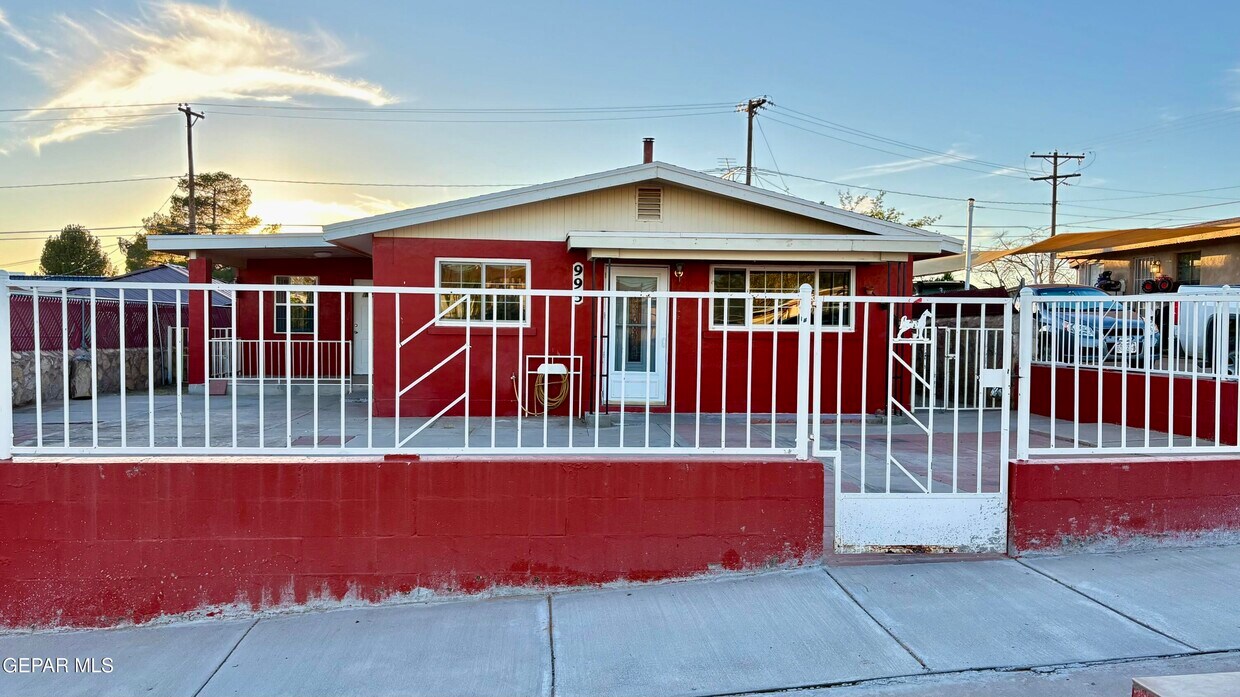 Primary Photo - 995 Gloria St