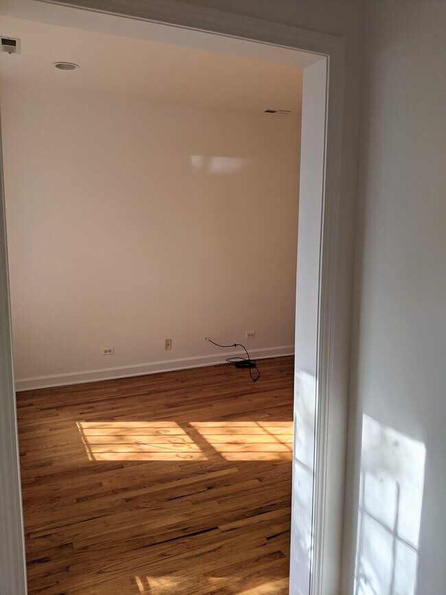 Living room from entry - 916 N Francisco Ave