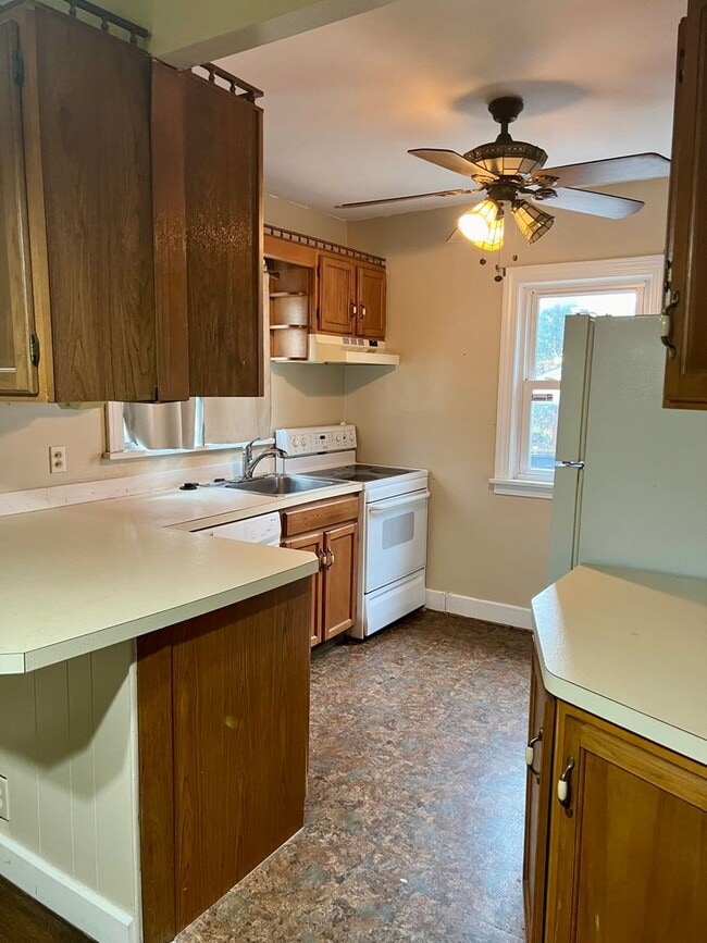 Building Photo - Cute cape cod 3 bedroom/2 bath, with garage