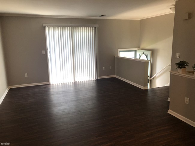 Building Photo - 2 br, 1 bath Condo - 233 Pinewood Circle