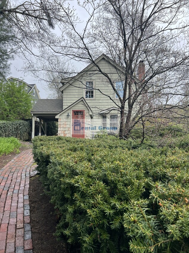 Primary Photo - 17 Grove Street Pl