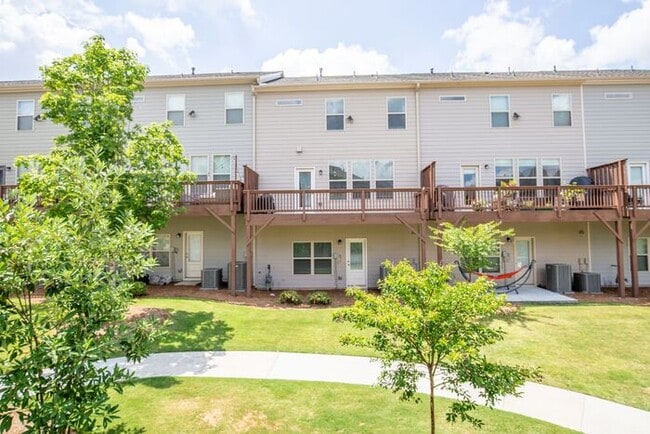 Building Photo - 3 story townhome in a great location in Chamblee