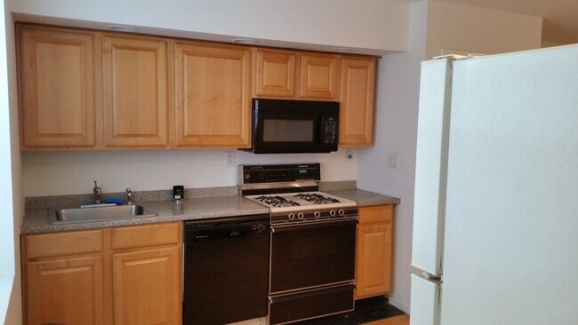Building Photo - 272 3rd St