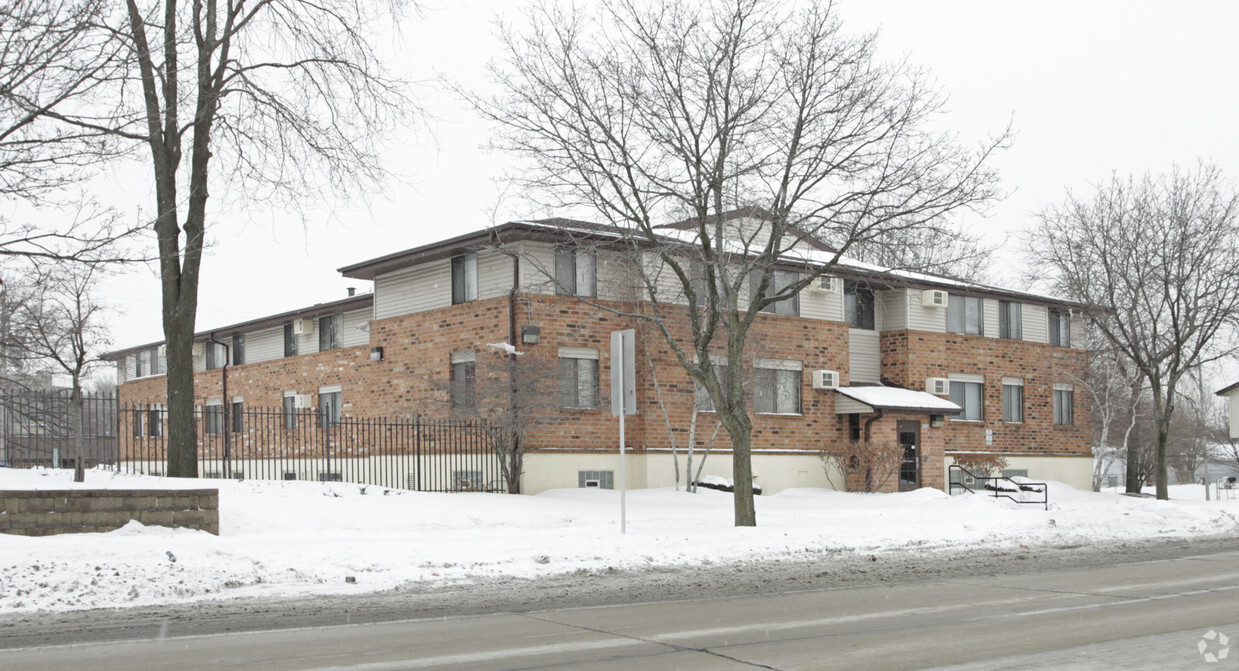 Primary Photo - Auer Court Apartments