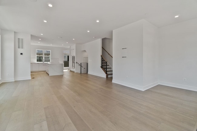 Building Photo - 5353 Zenith Overlook