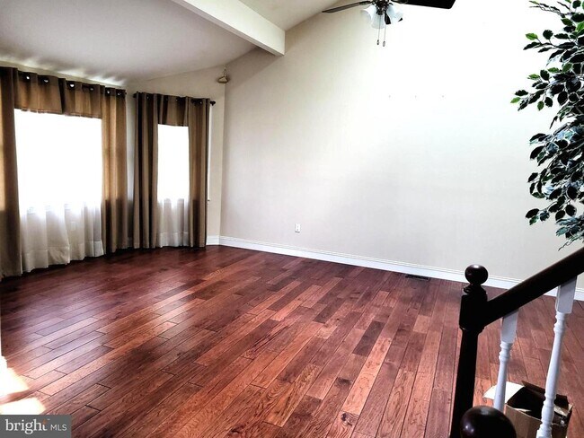 Foto del edificio - 1709 Flanagan Ave