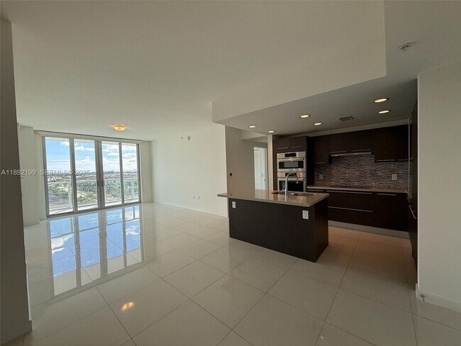 Foto del edificio - 7825 NW 107th Ave