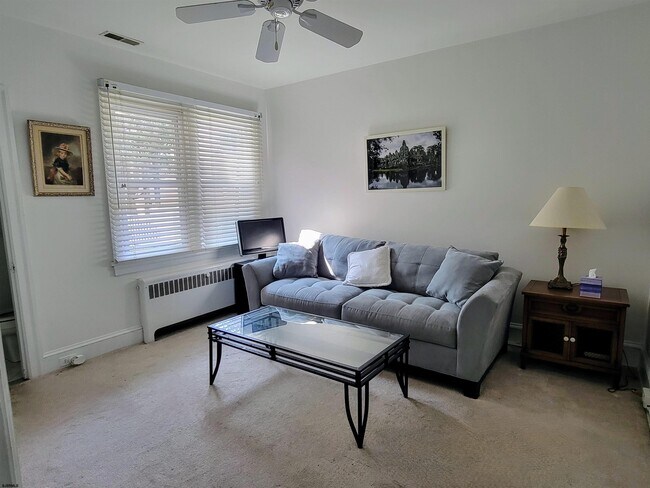 Foto del edificio - 8606 Monmouth Ave