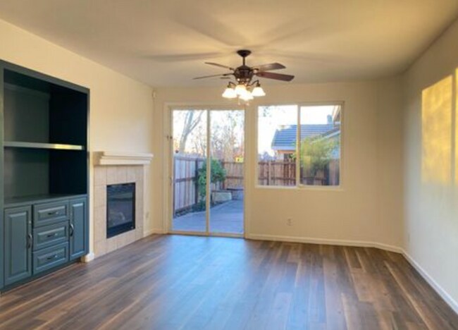 Foto del edificio - Amazing (Natomas) 4/2 Single Story!  Please read ad for viewings.
